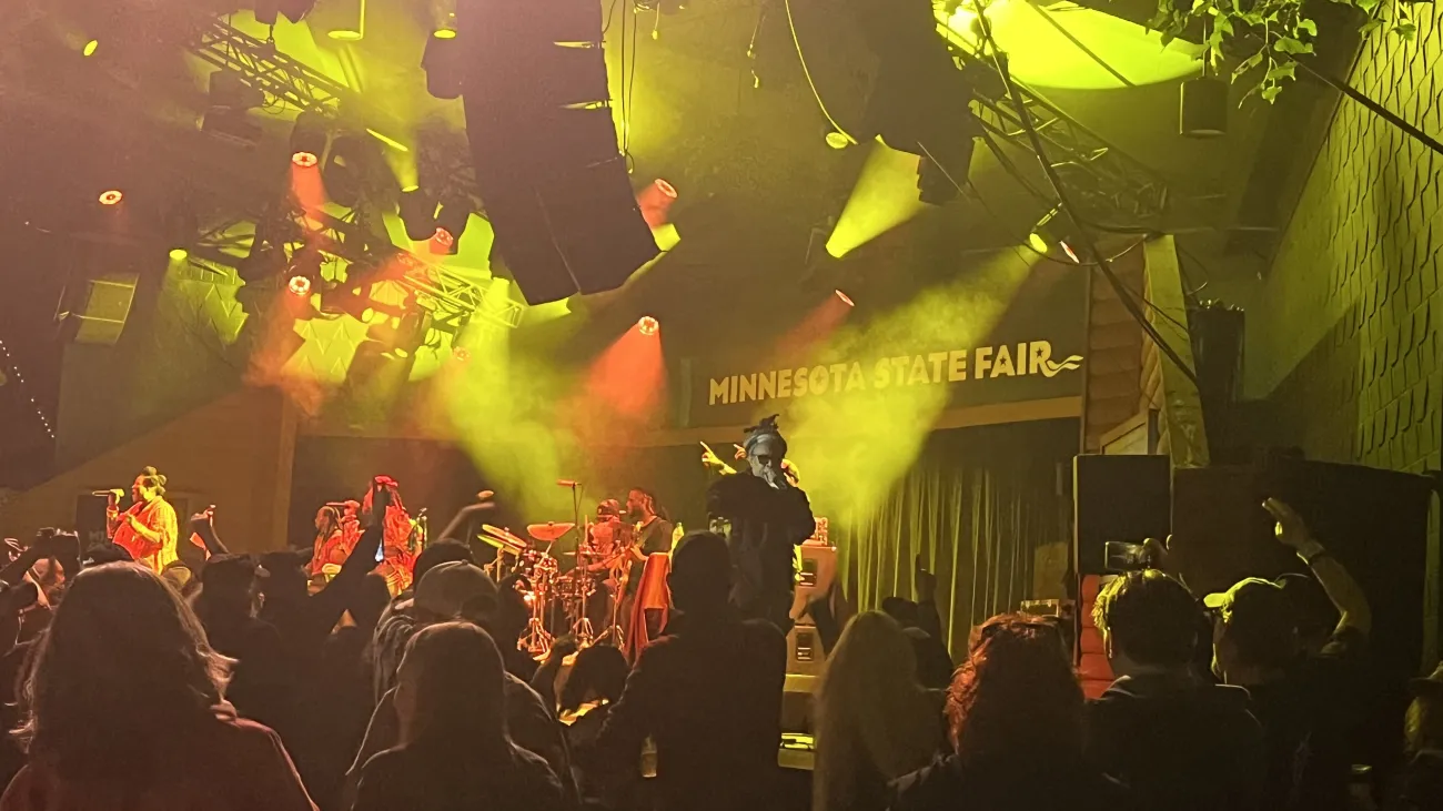 Arrested Development on stage at the MN State Fair Bandshell. 